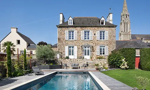 Maison en pierre avec piscine et vue sur le clocher de l’église à Pleudihen-sur-Rance par Nymfeo.