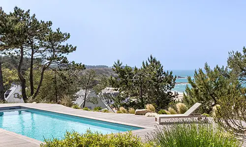 Terrasse bois avec piscine et panorama côtier à Erquy – Projet d’aménagement extérieur par Nymfeo