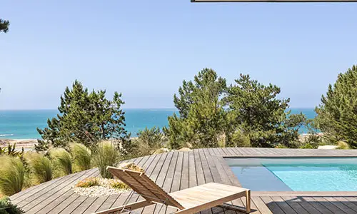 Transat en bois face à l’océan sur une terrasse avec piscine à Erquy – Réalisation extérieure Nymfeo
